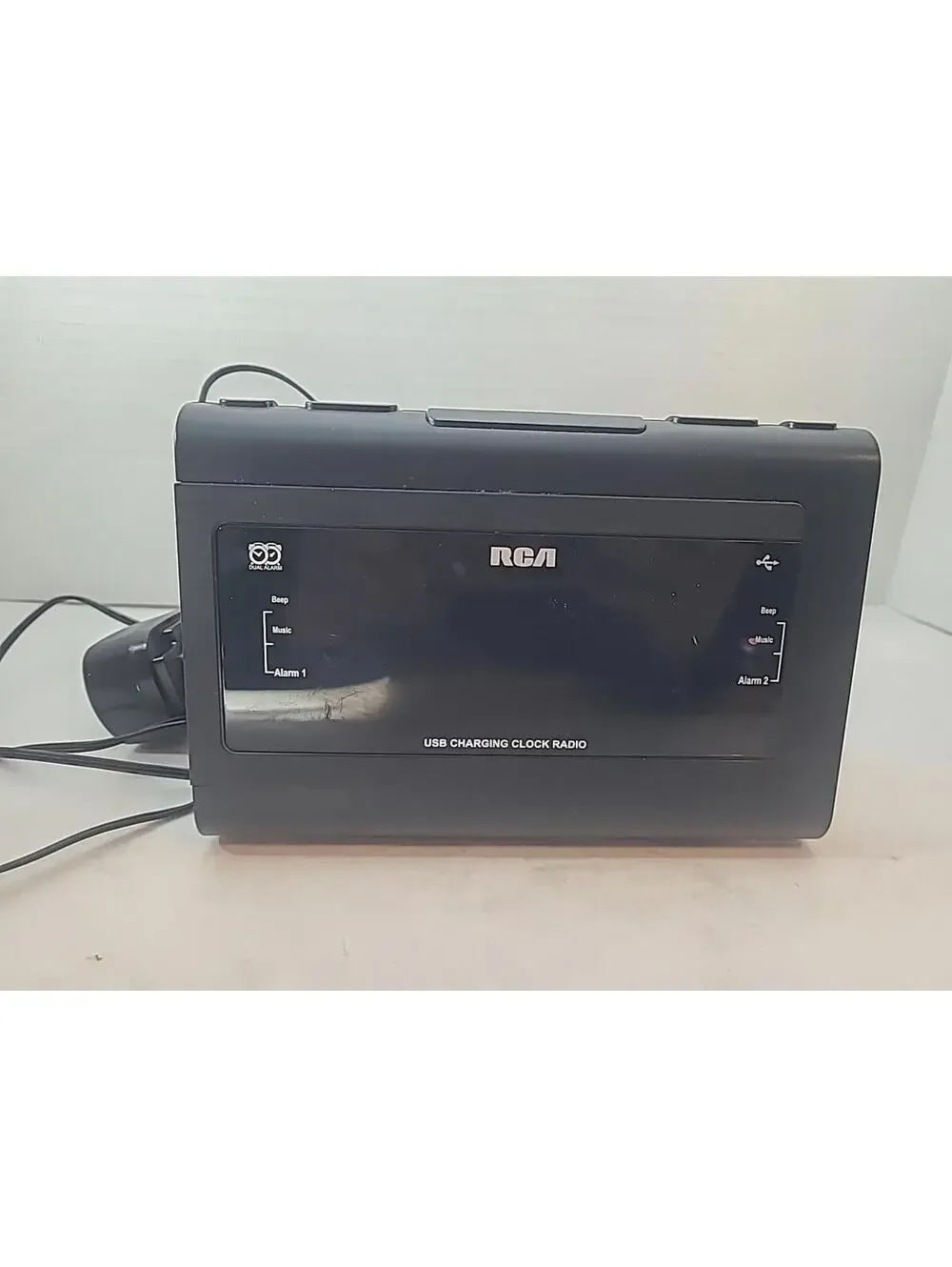 RCA Dual Alarm USB Charging FM Clock Radio Battery Backup Model RC142-D Read
